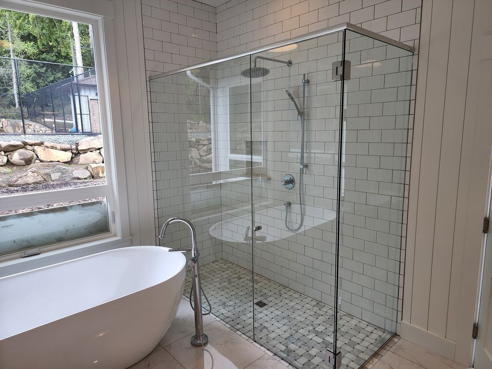 Corner shower beside a soaker tub, Nanaimo · May 2022