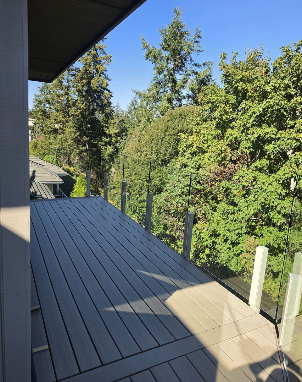 Glass with aluminum posts: Posts at each panel, 10&nbsp;mm glass