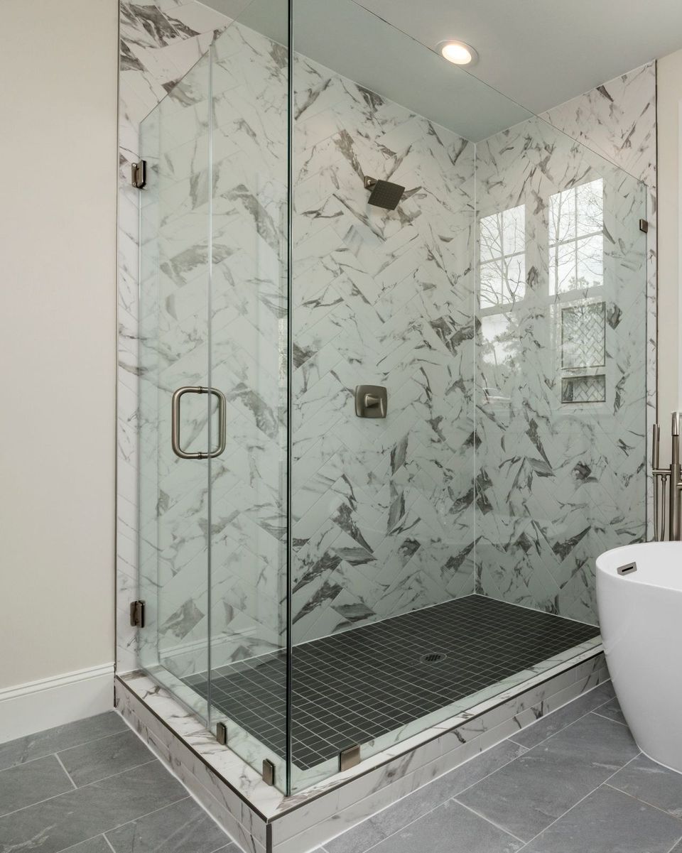 Corner shower: Glass on two sides, door on the front