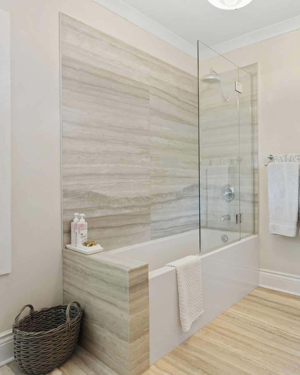 Bathtub glass: A glass panel on your tub