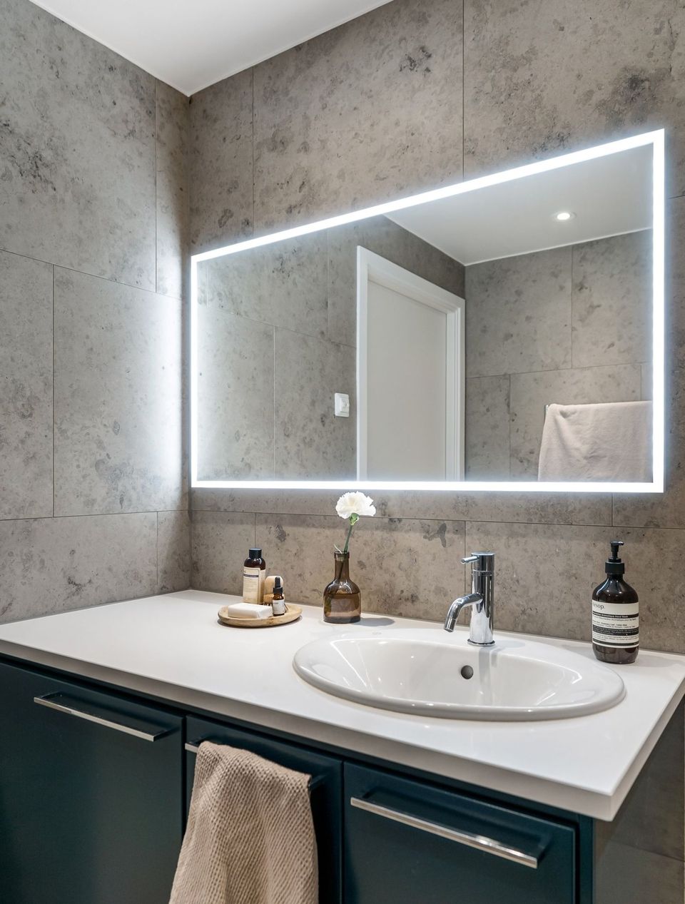 Backlit mirror: Soft light around the edge